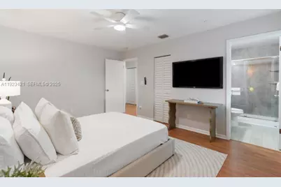 870 NE 35th St, Oakland Park, FL 33334 - Photo 15