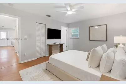 870 NE 35th St, Oakland Park, FL 33334 - Photo 13