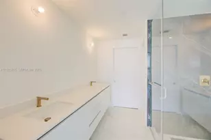 700 NE 24th St, Miami, FL 33137 - Photo 13