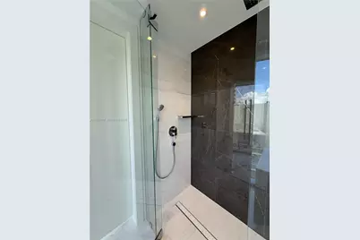 300 Biscayne Blvd Way #4201, Miami, FL 33131 - Photo 17