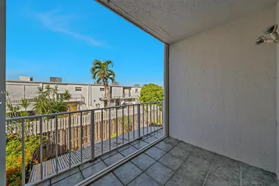 707 NE 27th Ave, Hallandale Beach, FL 33009 - Photo 17