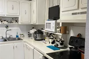 525 W 69th St, Hialeah, FL 33014 - Photo 5