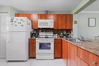 821 NE 207th Ln #102-1, Miami, FL 33179 - Photo 7