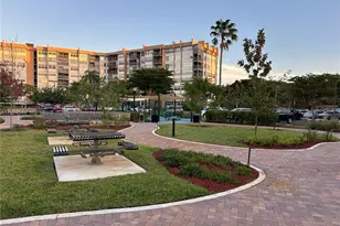 1100 St Charles Pl, Pembroke Pines, FL 33026 - Photo 31