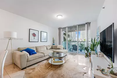 31 SE 5th St #409, Miami, FL 33131 - Photo 5