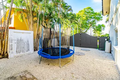 10298 NW 130th St, Hialeah Gardens, FL 33018 - Photo 53