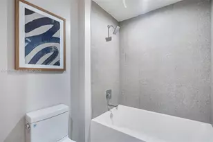 11 NE 6th St, Miami, FL 33132 - Photo 11