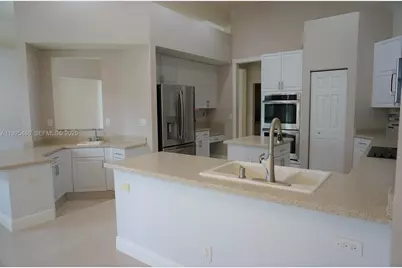 8006 N Savannah Cir, Davie, FL 33328 - Photo 11