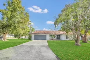 620 NE 2nd St, Pompano Beach, FL 33060 - Photo 1