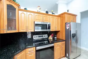 8952 NW 145th Ln, Miami Lakes, FL 33018 - Photo 15