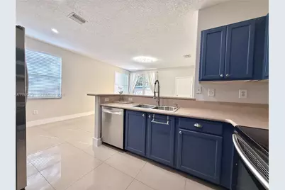 10866 NW 51st Ln, Doral, FL 33178 - Photo 5