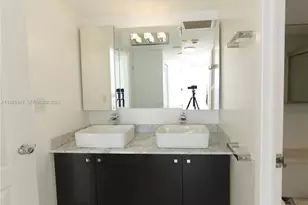 500 Bayview Dr, Sunny Isles Beach, FL 33160 - Photo 5