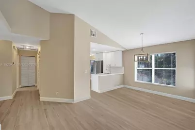 9012 S Lake Park Cir S, Davie, FL 33328 - Photo 15