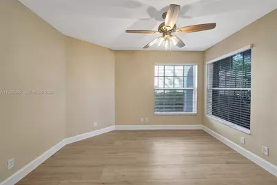 9012 S Lake Park Cir S, Davie, FL 33328 - Photo 35