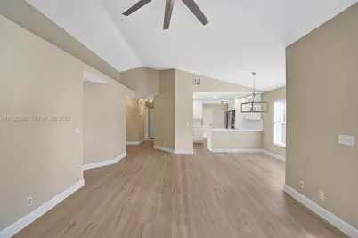 9012 S Lake Park Cir S, Davie, FL 33328 - Photo 11