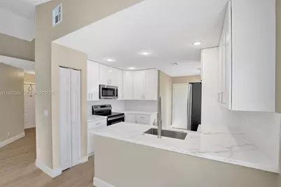 9012 S Lake Park Cir S, Davie, FL 33328 - Photo 5