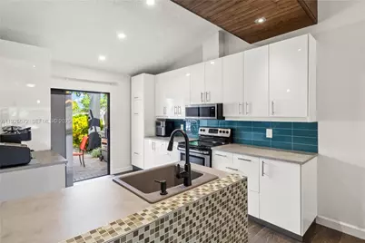 1056 E Lakes Dr, Deerfield Beach, FL 33064 - Photo 5