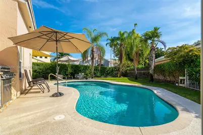 15241 Wilshire Ct, Pembroke Pines, FL 33027 - Photo 5