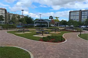 1000 St Charles Pl, Pembroke Pines, FL 33026 - Photo 23