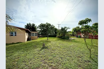 701 NW 176th Ter, Miami Gardens, FL 33169 - Photo 17