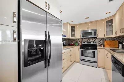 100 Bayview Dr #606, Sunny Isles Beach, FL 33160 - Photo 9