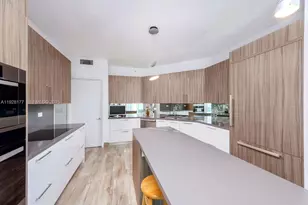 300 South Pointe Dr, Miami Beach, FL 33139 - Photo 5