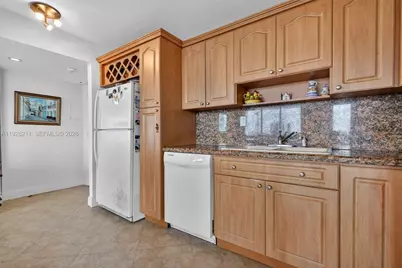 7135 Collins Ave #1015, Miami Beach, FL 33141 - Photo 9