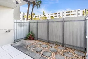 10000 NW 80th Ct, Hialeah Gardens, FL 33016 - Photo 11