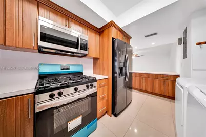 7417 Twin Sabal Dr, Miami Lakes, FL 33014 - Photo 9