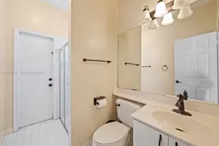 600 E Cypress Pointe Dr E, Pembroke Pines, FL 33027 - Photo 23