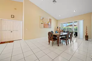 600 E Cypress Pointe Dr E, Pembroke Pines, FL 33027 - Photo 7