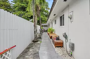 1071 W 37th St, Hialeah, FL 33012 - Photo 21