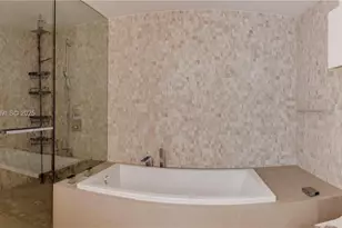 68 SE 6th St, Miami, FL 33131 - Photo 11