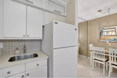 800 SW 10th Ter #4T, Hallandale Beach, FL 33009 - Photo 11