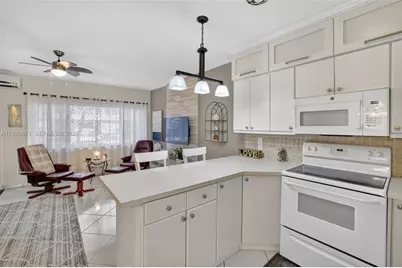 800 SW 10th Ter #4T, Hallandale Beach, FL 33009 - Photo 9