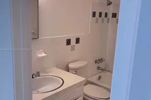 1028 NE 39th Dr, Oakland Park, FL 33334 - Photo 9