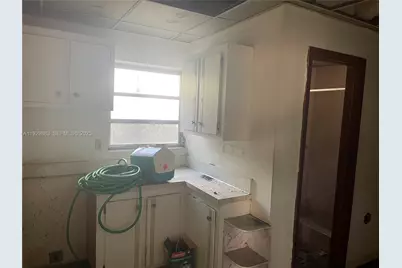 1040 NW 28th Ave, Miami, FL 33125 - Photo 11