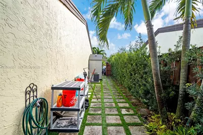 2340 Evergreen Ct, Pembroke Pines, FL 33026 - Photo 23