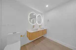 170 SE 14th St, Miami, FL 33131 - Photo 21