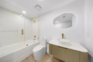 170 SE 14th St, Miami, FL 33131 - Photo 27