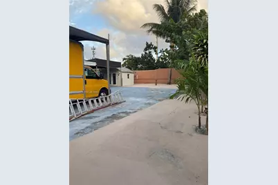 10529 NW 37th Ave, Miami, FL 33147 - Photo 17