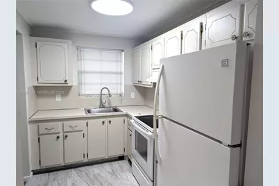 1638 Embassy Dr #302, West Palm Beach, FL 33401 - Photo 3