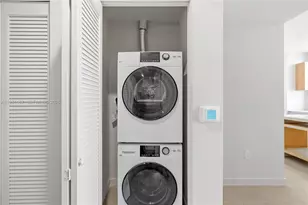 11 NE 6th St, Miami, FL 33132 - Photo 25