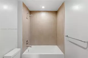 11 NE 6th St, Miami, FL 33132 - Photo 33