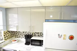 9141 Sunrise Lakes Blvd, Sunrise, FL 33322 - Photo 11