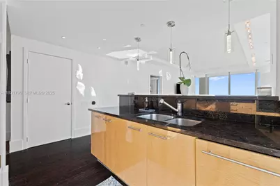 6799 Collins Ave #1005, Miami Beach, FL 33141 - Photo 9