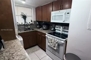 8860 Fontainebleau Blvd, Miami, FL 33172 - Photo 19