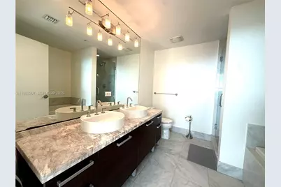 253 NE 2nd St. 2.2+ Lrg Den #3309, Miami, FL 33132 - Photo 13