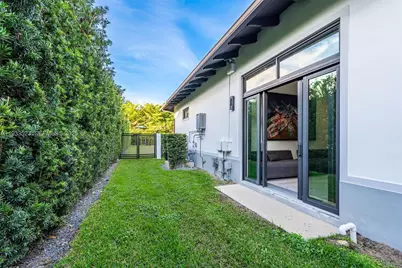 8271 SW 67th St, Miami, FL 33143 - Photo 15