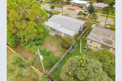 770 NW 38th St, Oakland Park, FL 33309 - Photo 25
